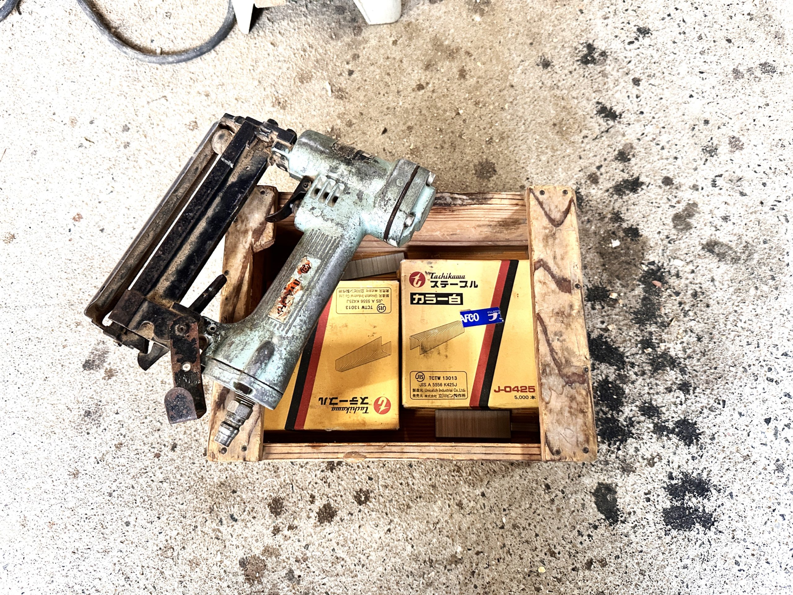 ステープル釘打ち機